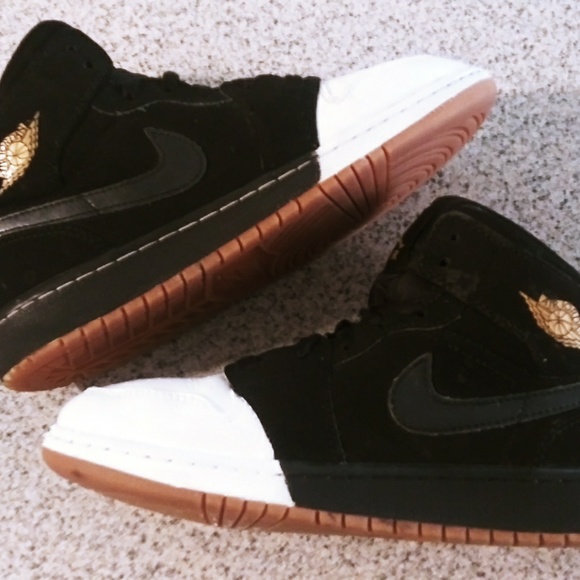 SOLD Nike Jordan 1 Matalic Gold/ BLK. Mid - Picture 2 of 7